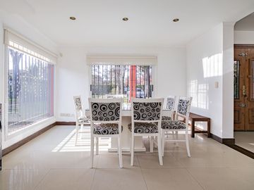 CASA 4 AMBIENTES CON IMPORTANTE JARDIN Y PISCINA