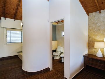 CASA 4 AMBIENTES CON IMPORTANTE JARDIN Y PISCINA