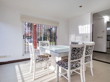 CASA 4 AMBIENTES CON IMPORTANTE JARDIN Y PISCINA
