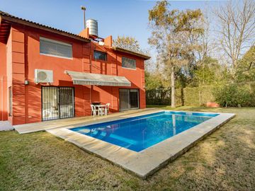 CASA 4 AMBIENTES CON IMPORTANTE JARDIN Y PISCINA