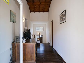 CASA 4 AMBIENTES CON IMPORTANTE JARDIN Y PISCINA