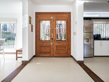 CASA 4 AMBIENTES CON IMPORTANTE JARDIN Y PISCINA
