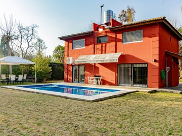 CASA 4 AMBIENTES CON IMPORTANTE JARDIN Y PISCINA