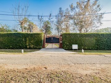 CASA 4 AMBIENTES CON IMPORTANTE JARDIN Y PISCINA