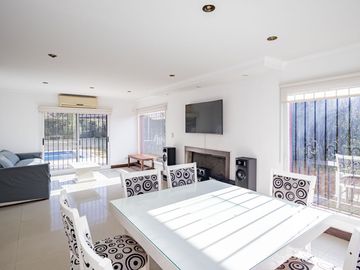 CASA 4 AMBIENTES CON IMPORTANTE JARDIN Y PISCINA