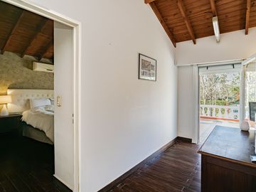 CASA 4 AMBIENTES CON IMPORTANTE JARDIN Y PISCINA