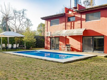 CASA 4 AMBIENTES CON IMPORTANTE JARDIN Y PISCINA