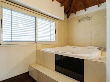 CASA 4 AMBIENTES CON IMPORTANTE JARDIN Y PISCINA