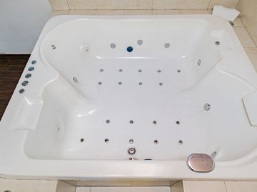 CASA 4 AMBIENTES CON IMPORTANTE JARDIN Y PISCINA