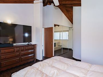 CASA 4 AMBIENTES CON IMPORTANTE JARDIN Y PISCINA