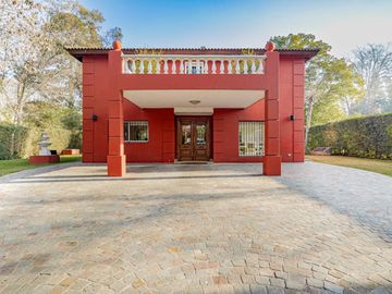 CASA 4 AMBIENTES CON IMPORTANTE JARDIN Y PISCINA