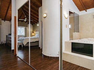 CASA 4 AMBIENTES CON IMPORTANTE JARDIN Y PISCINA