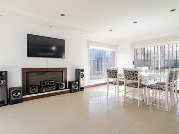 CASA 4 AMBIENTES CON IMPORTANTE JARDIN Y PISCINA