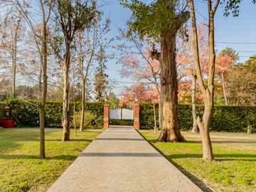 CASA 4 AMBIENTES CON IMPORTANTE JARDIN Y PISCINA