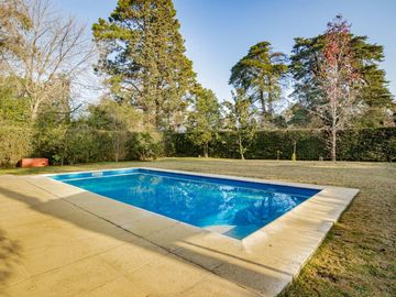 CASA 4 AMBIENTES CON IMPORTANTE JARDIN Y PISCINA