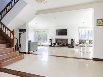 CASA 4 AMBIENTES CON IMPORTANTE JARDIN Y PISCINA