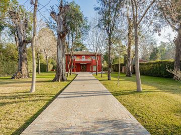 CASA 4 AMBIENTES CON IMPORTANTE JARDIN Y PISCINA