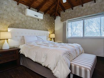CASA 4 AMBIENTES CON IMPORTANTE JARDIN Y PISCINA