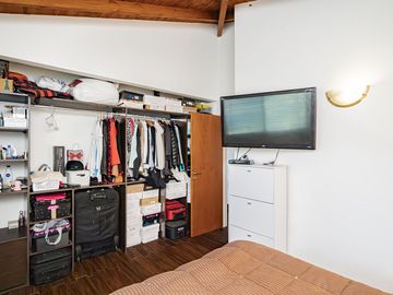 CASA 4 AMBIENTES CON IMPORTANTE JARDIN Y PISCINA