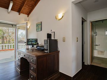 CASA 4 AMBIENTES CON IMPORTANTE JARDIN Y PISCINA
