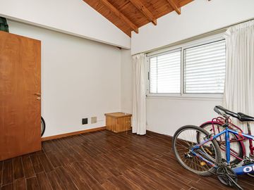 CASA 4 AMBIENTES CON IMPORTANTE JARDIN Y PISCINA