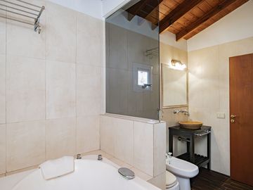 CASA 4 AMBIENTES CON IMPORTANTE JARDIN Y PISCINA