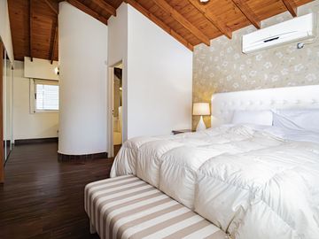CASA 4 AMBIENTES CON IMPORTANTE JARDIN Y PISCINA