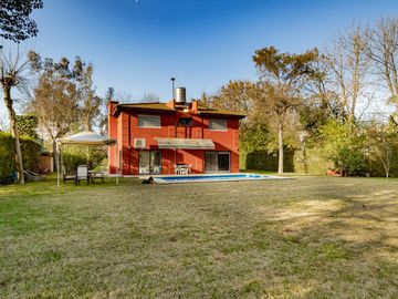 CASA 4 AMBIENTES CON IMPORTANTE JARDIN Y PISCINA