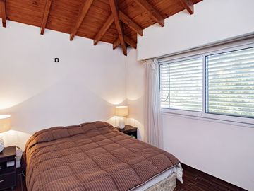 CASA 4 AMBIENTES CON IMPORTANTE JARDIN Y PISCINA