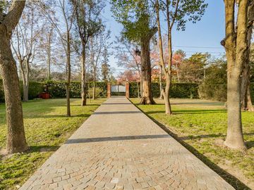 CASA 4 AMBIENTES CON IMPORTANTE JARDIN Y PISCINA