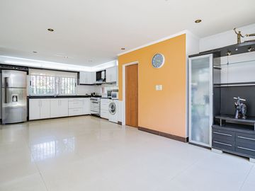 CASA 4 AMBIENTES CON IMPORTANTE JARDIN Y PISCINA