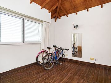 CASA 4 AMBIENTES CON IMPORTANTE JARDIN Y PISCINA