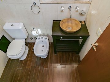 CASA 4 AMBIENTES CON IMPORTANTE JARDIN Y PISCINA