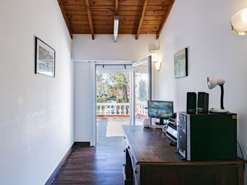 CASA 4 AMBIENTES CON IMPORTANTE JARDIN Y PISCINA