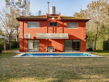 CASA 4 AMBIENTES CON IMPORTANTE JARDIN Y PISCINA