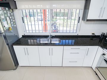 CASA 4 AMBIENTES CON IMPORTANTE JARDIN Y PISCINA