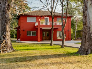 CASA 4 AMBIENTES CON IMPORTANTE JARDIN Y PISCINA