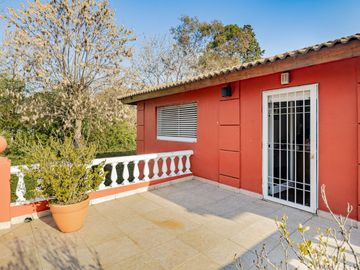 CASA 4 AMBIENTES CON IMPORTANTE JARDIN Y PISCINA