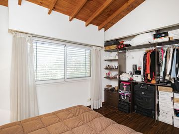 CASA 4 AMBIENTES CON IMPORTANTE JARDIN Y PISCINA