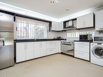CASA 4 AMBIENTES CON IMPORTANTE JARDIN Y PISCINA