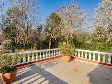 CASA 4 AMBIENTES CON IMPORTANTE JARDIN Y PISCINA