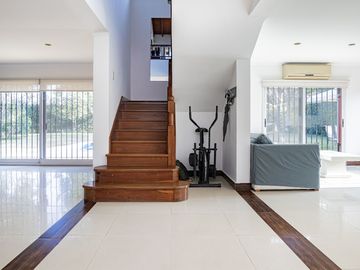 CASA 4 AMBIENTES CON IMPORTANTE JARDIN Y PISCINA
