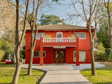CASA 4 AMBIENTES CON IMPORTANTE JARDIN Y PISCINA