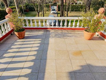 CASA 4 AMBIENTES CON IMPORTANTE JARDIN Y PISCINA