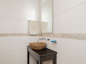 CASA 4 AMBIENTES CON IMPORTANTE JARDIN Y PISCINA