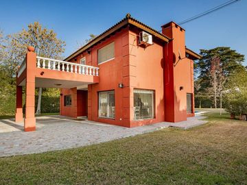 CASA 4 AMBIENTES CON IMPORTANTE JARDIN Y PISCINA