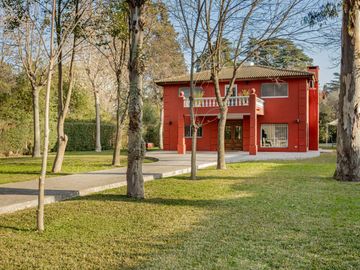 CASA 4 AMBIENTES CON IMPORTANTE JARDIN Y PISCINA