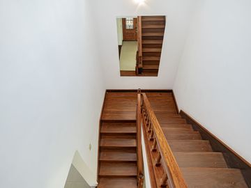 CASA 4 AMBIENTES CON IMPORTANTE JARDIN Y PISCINA