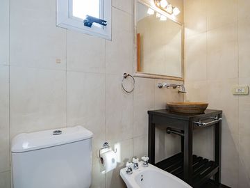 CASA 4 AMBIENTES CON IMPORTANTE JARDIN Y PISCINA