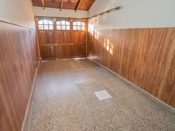 IMPONENTE CASA EN BANFIELD ESTE! ACEPTA PERMUTA!